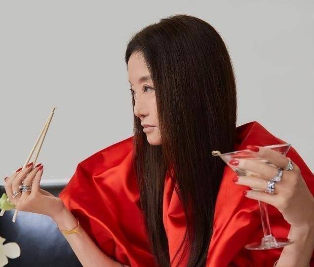 72岁王薇薇：穿|凯发娱乐k8268泳衣身姿修长无赘肉“少女感”的重点是一头秀发